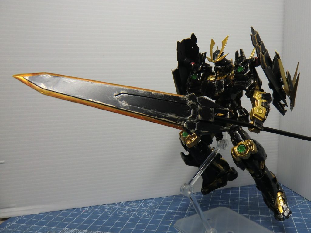 大型矛ことアマノサカホコ全長は機体本体よりも長い主武装。プラフスキー粒子を定着させるだけでなく、短時間ではあるが粒子ビーム刃の形成も可能。見た目よりも遥かに広い攻撃範囲と高い攻撃力を持つ一撃必殺の矛である。