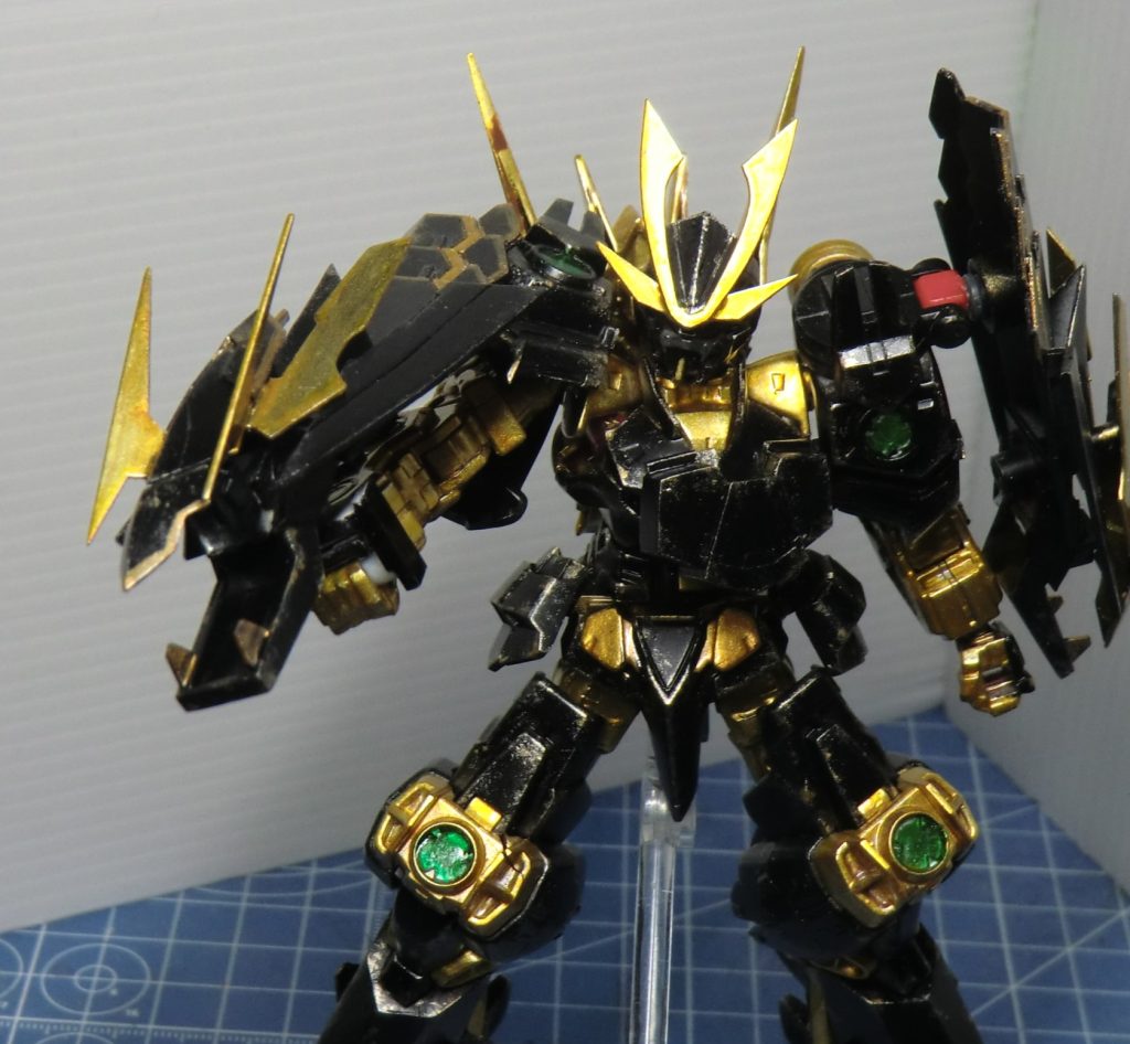 大袖(肩部)オリジナルと異なりサブアーム的な機能を無くした代わりに、普段はビーム砲を内蔵した大型盾として使用。グリップが着いてるので、もし矛がなくなくなっても手持ちで戦闘継続出来る。副次的効果でビーム砲の反動を利用した瞬間バーニアとしても利用可能。