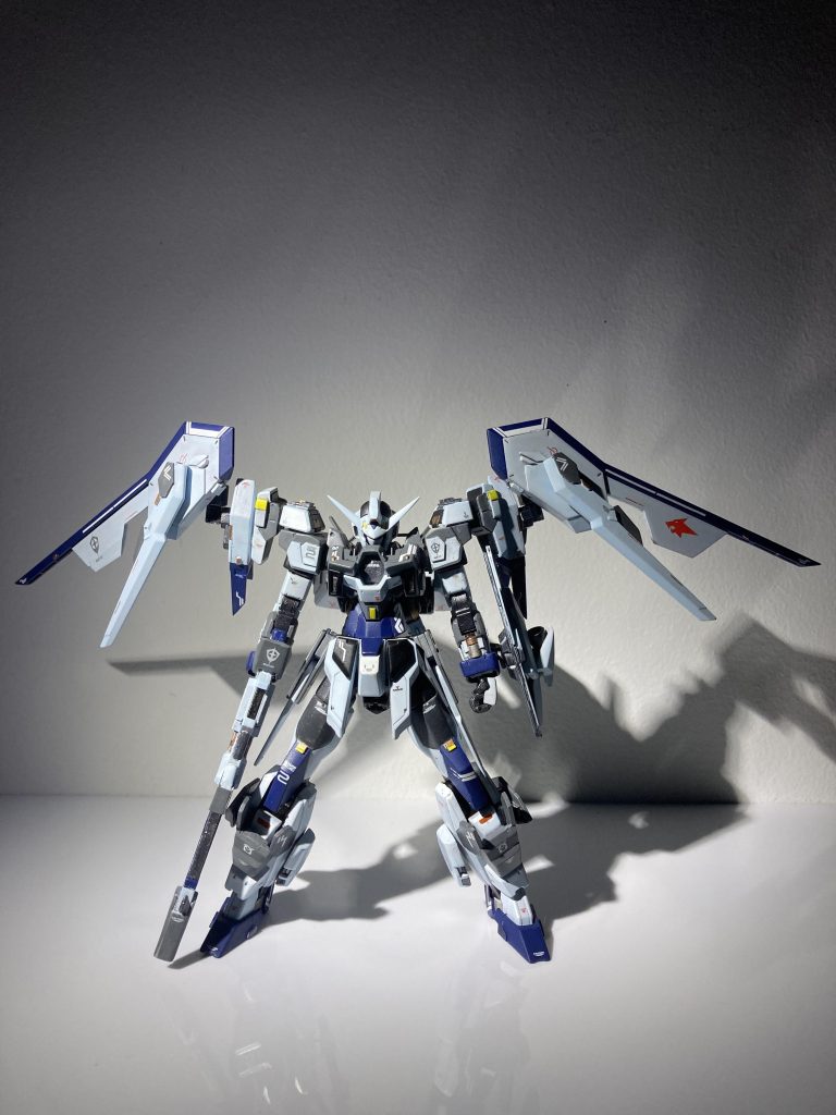 フレームはスプレー(タミヤ,ガンメタリック)、他は筆塗り(水性ホビーカラー)で塗装しています。ガンダムAGEは私がガンダムを知るきっかけになった作品です。AGE-2はもしかすると全てのガンダムの機体のなかでも1番好きな機体かもしれない…