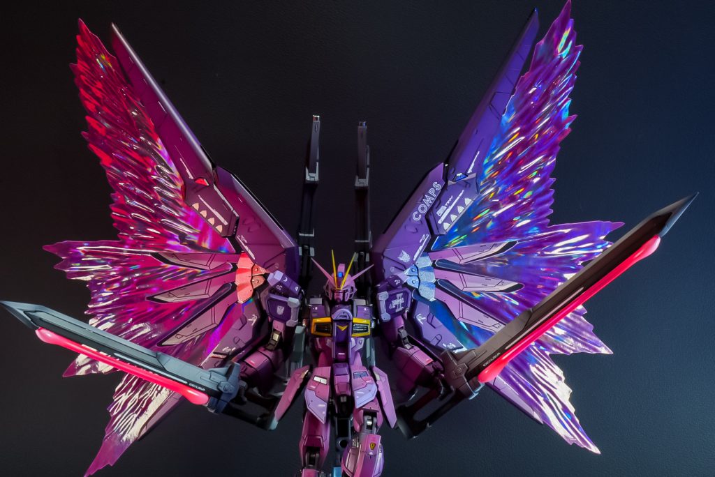 光の翼が色鮮やかで綺麗です✨