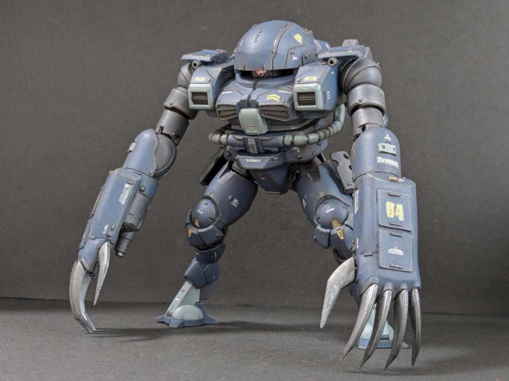 【正面】出発点は、ゴッグの腕(ゴッグ・タンクの余り)とハインドリーの脚(エアリーズの余り)を使おうということで、完全スクラッチの機体になりました。水泳部にしては脚が華奢すぎて陸に上がれなそうでしたので、開発中止になった試作機が無理やりバーニアを乗せられて実戦投入されたという設定に。兵装は、クロー、腕部メガ粒子砲、両肩小口径ビームカノン。