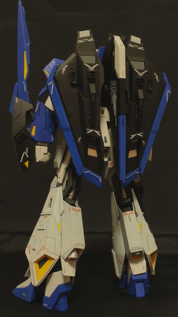 レッドはピンポイントで、ブルーを基調としました。