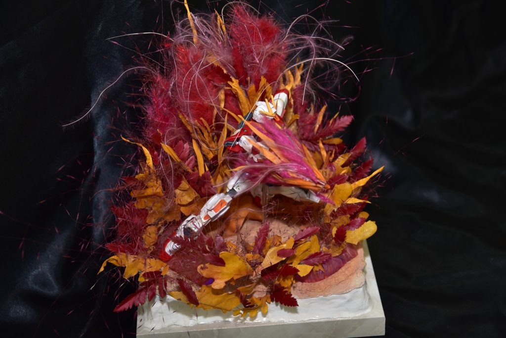 斜め上からの写真です。拳に炎を纏い、突き出している表現が正面よりはわかりやすいかと思います。