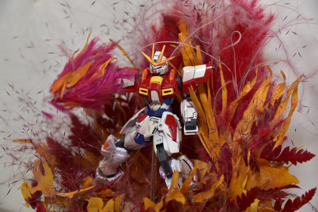 炎の形をどのようにプリザーブドフラワーで表現するか、イメージを絵で伝えて、具現化する(表現する)流れで作成していきました。赤やオレンジの色がついた花や葉っぱは冬が手に入りやすいのだそうです。知らなかった・・・・