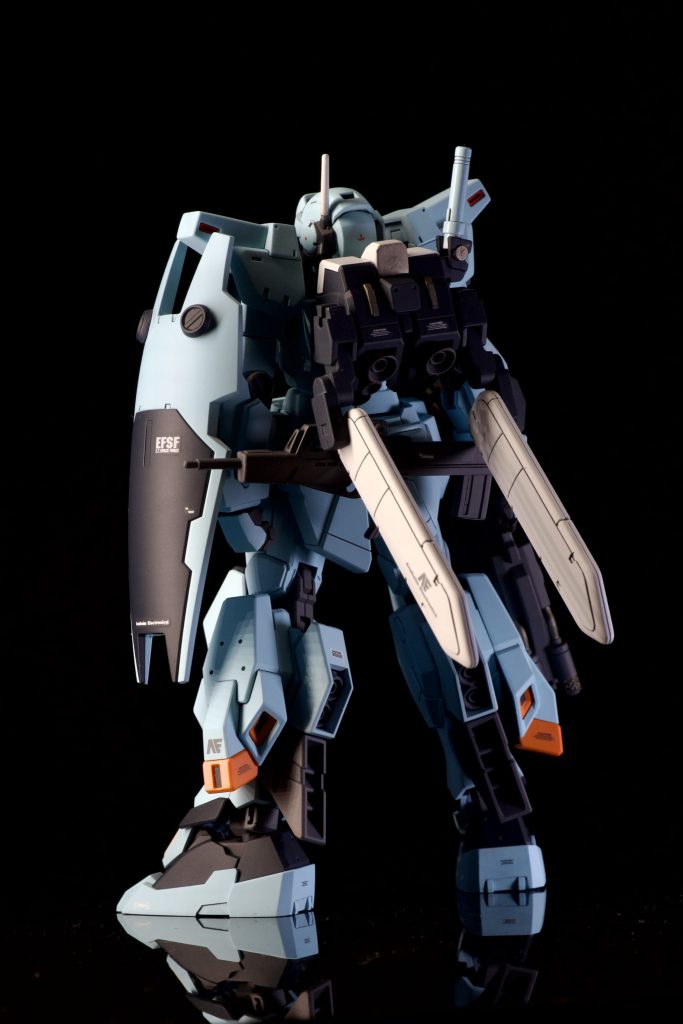 腰にはサブライフルとして、ジムカスタムのライフルを換装できるように改修。