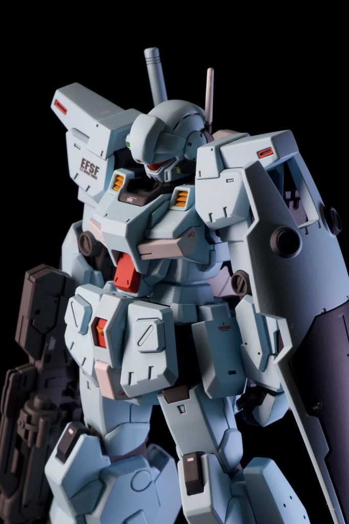 ジェスタの頭部の丸モールドを埋めて全体のディテール量も好みに調整、プレーンな印象に。肩アーマーは合わせ目を消し、赤いパーツをはめるために後ハメ加工を施しました。