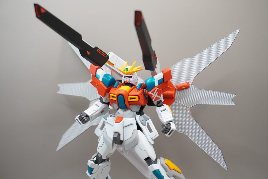 ツインバーニング・サテライトキャノンまんまです。サテライトキャノンにはダブルエックスの肩の支えの受け口となる凹みがあったのですが、不自然だったのでプラ板で埋めました。胸部中心の青いところでハイパーマイクロウェーブを受信します。