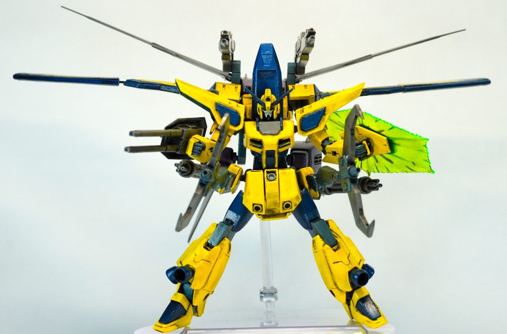 地球連合軍がコンパス出資への見返りとして獲得した、フリーダム・ジャスティスの系列機のデータを下にして開発した試作機。キラ・ヤマトとラクス・クラインが行方不明となった「ファウンデーション事変」の3ヶ月後、「世界平和監視機構コンパス」の主導権を獲得すべく、地球連合軍内部のエースパイロット育成機関(通称)「トップガン」内で最も優秀だったエースパイロットと共に送り込まれた。「GAT-333 レイダー正式仕様」をベースとして開発された本機は、その優れた機動性を維持しつつも、大気圏突入能力、ビームシールド、そして専用ストライカーパックである「ストームストライカー」の装備を前提とすることで(スペック上では)「STTS-909 ライジングフリーダム」に匹敵する性能を持つ。しかし、以前から地球連合内に蔓延していた「エースパイロット忌避論」の影響により、エースパイロットの搭乗を想定していた本機の開発は遅延を重ね、その後急ピッチで完成した本機は機体各所に問題を抱えており、更に(成績が優秀だからと)派遣されたパイロットは近接格闘能力に優れており射撃戦主体の本機との相性は”最悪”であった。