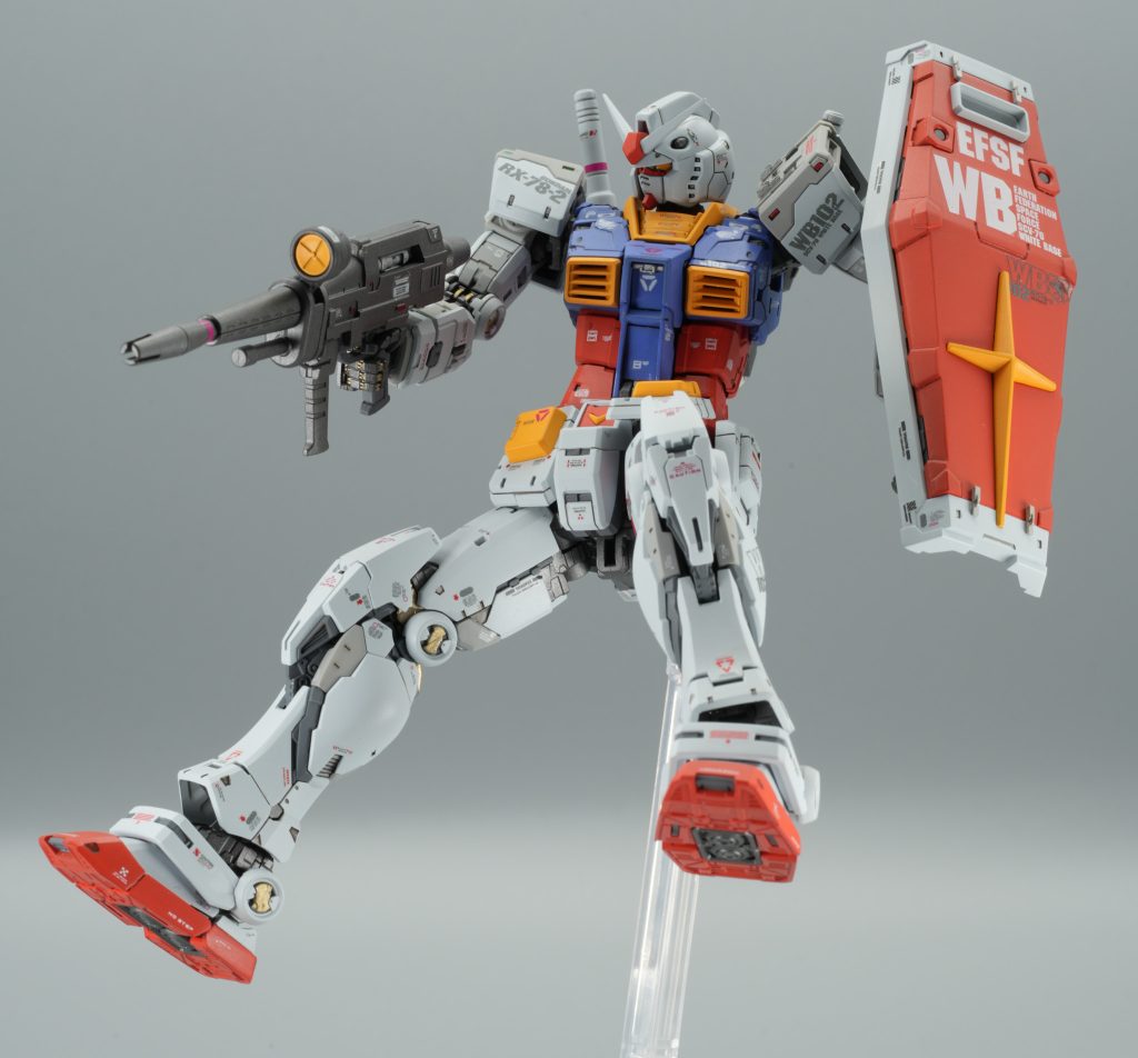 ポーズ付けです。ガンダムver3.0は、動かすとポロポロパーツが取れましたが、評判通りポロリしません。しかもよく動きます。