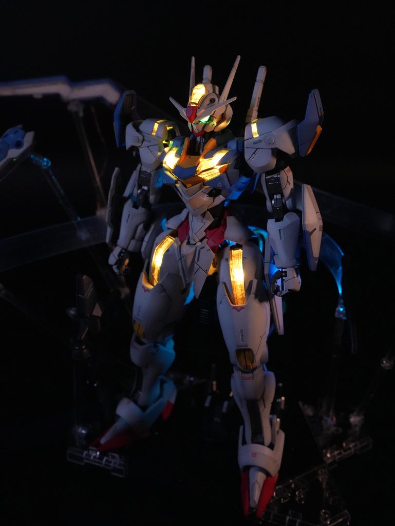 赤、青、緑のスイッチ入れ替える事で7色の光かたを変更出来ます。