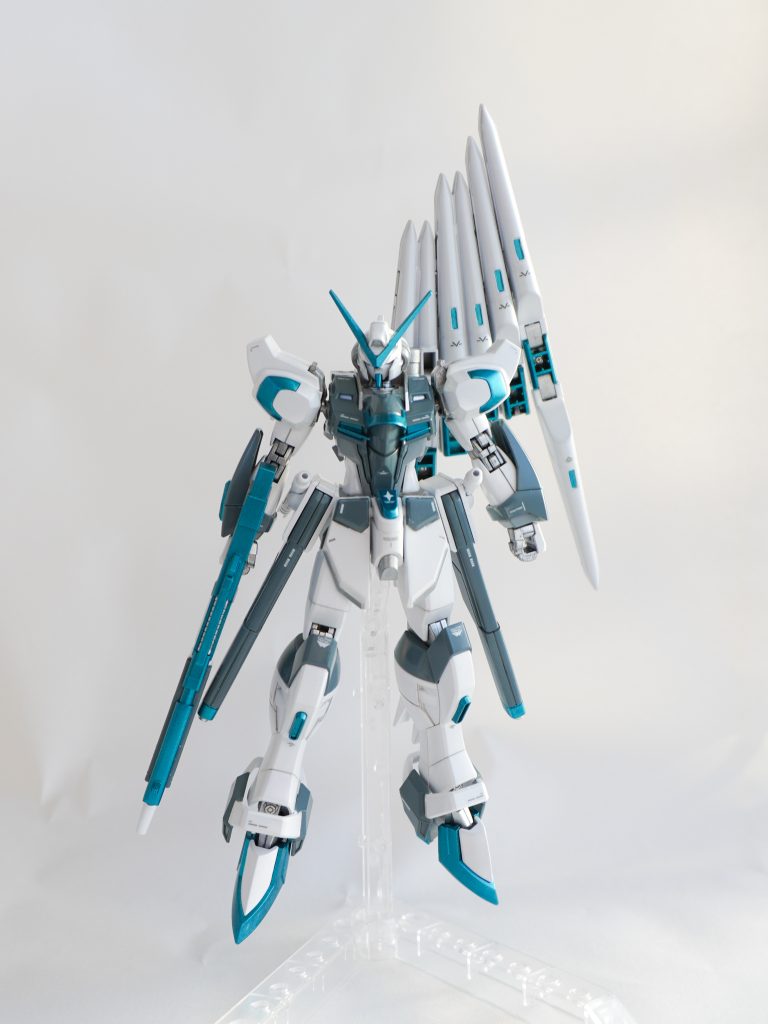 顔はアストレイ、胸はライフリ、足はフリーダムだったっけ?肩はシュバルゼッテで背中はフェイクニューのファンネル、ビームライフルはニューガンダムといろいろ混ざっています。