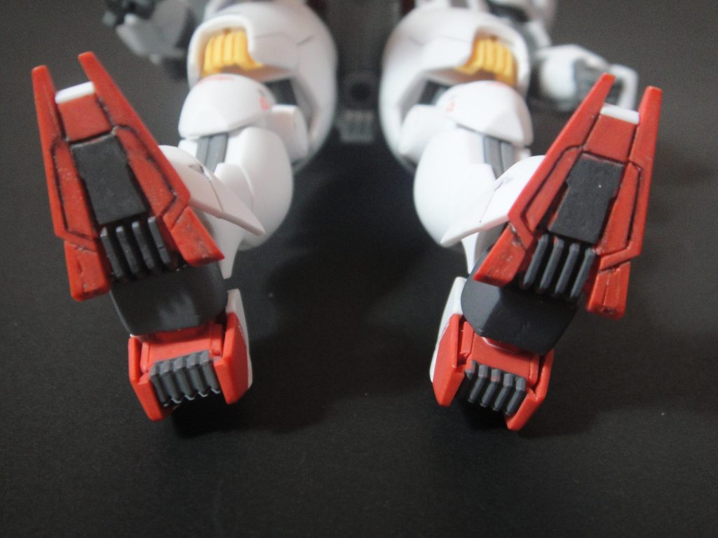 エアリアルは飛行状態で飾りたいので足裏の肉抜きを塞いでいます。成形色の赤を調色するのが面倒だったので赤パーツのランナータグを切り貼りしています(拡大厳禁)。