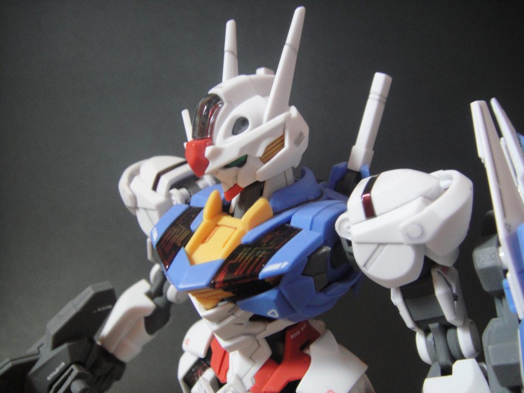 肩のシェルユニットはシールそのままでは他の部位とバランスがとれていないと感じたので、上からスモーク調のフィルムを貼っています。胸の下部のシールが無いのが不自然だったのでSDEXエアリアルのものを貼りましたが、あまり効果がなかったです・・・