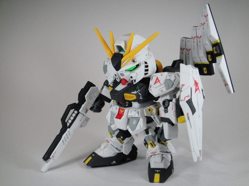 キットの頭部は大きいと感じたのでSDEX νガンダム のものを流用しました。色が足りないところだけ筆塗り部分塗装して基本は成形色。RG νガンダム用の水転写デカールを貼れるだけ貼り、つや消しトップコートで仕上げています。
