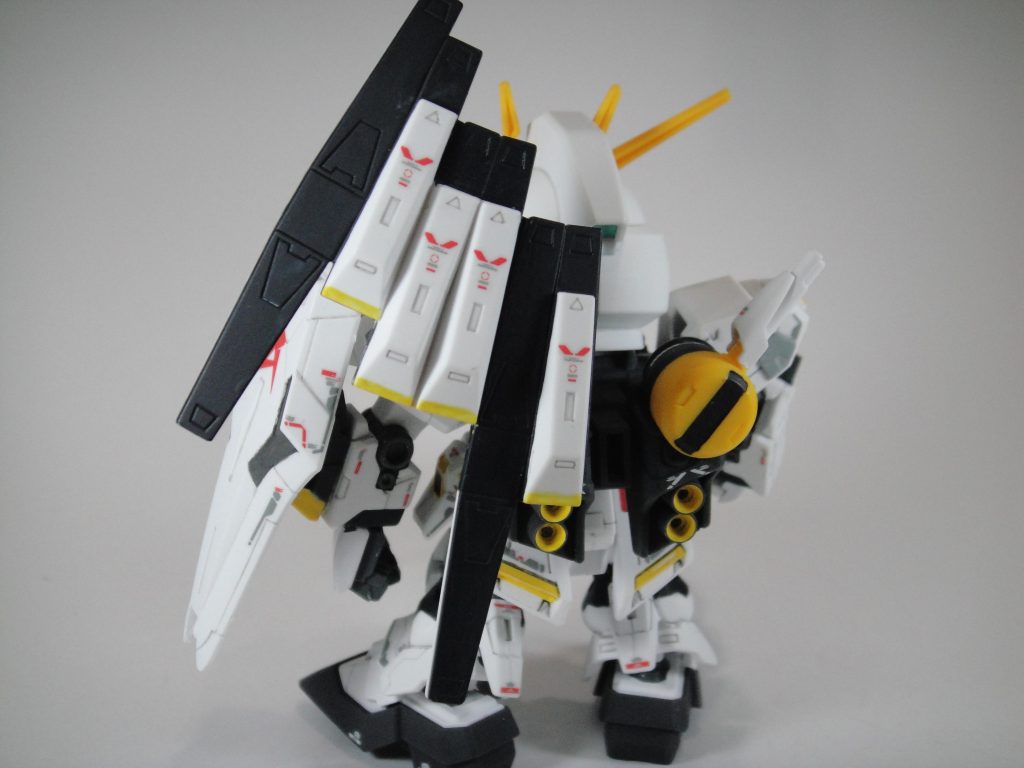 キットのファンネルも大きいと思ったのでBB戦士209 νガンダムのものを流用しました。