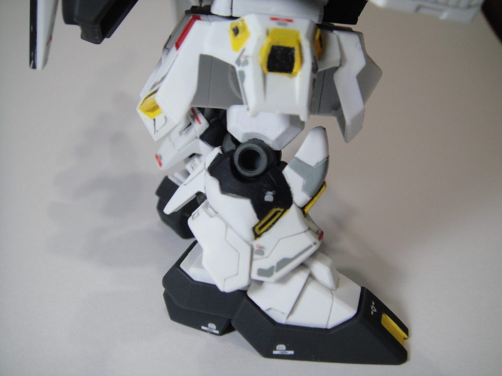 足にクロスシルエットフレームを仕込みました。膝裏のパイプ部分をカットすれば可動するのですが、切っていないため曲がりません・・・写真で見切れ気味ですが胴体と腰の間にランナータグを挟んで1ミリ程度延長しています。