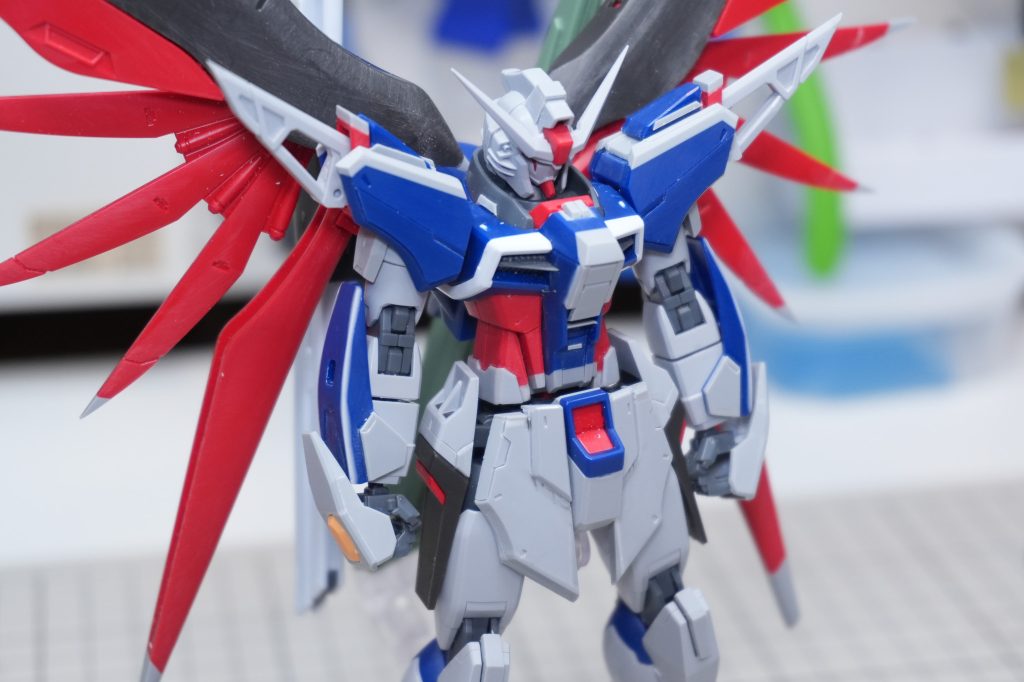 加工途中の写真です各部延長からのシャープ化、肩を上方向に幅増し、胸部の延長+ディテール追加、腕を覆うパーツの形状変更、手の甲+ビームシールド発生装置部分のスクラッチ、トサカ部分の延長、腰の延長等各部を弄りました。