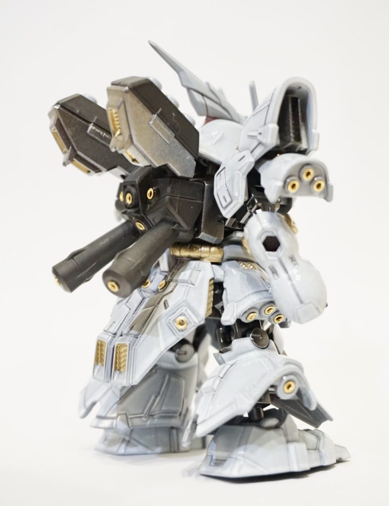 丸型のスラスターには穴を開けて、ゴールドのメタルパーツを入れてます。