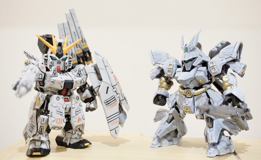 ツヤ消しで仕上げたνガンダムとは質感が違いすぎて一緒に並べない方がいいかもしれません。