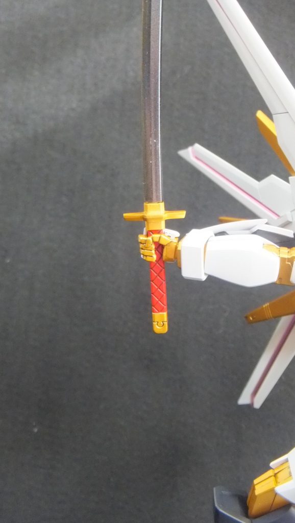 最近のHGキットは武器持ち手が手の平で埋まっていて、武器を持たせると手の中に武器が埋まったようになります。これに毎回悩まされるのですが、残念ながらビルドハンズもそうなってます。なので切り欠いて持ってる感を出すようにしました。埋まってない手首発売して…