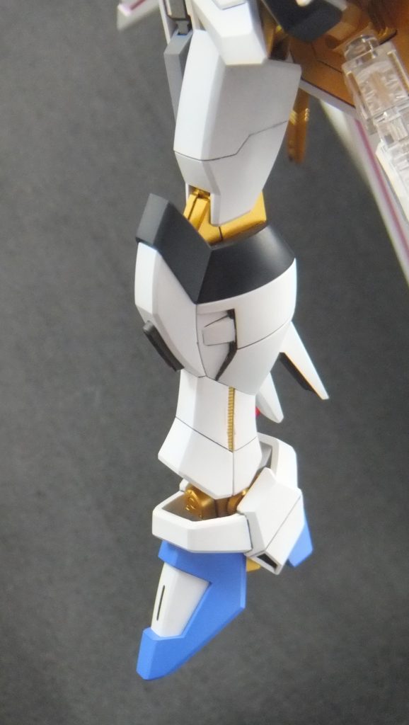 後ろ姿脛横の合わせ目はどうしてもモールドに見えなかったので切り欠いてスリットプラ板を入れました。足首関節も延長しつつ貧弱に見えたので少し厚くして適当にディテール追加リアの腰アーマー裏もパーツをプラ板で作成