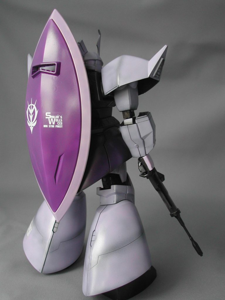 ＭＧも当時はたくさん持っていたのですが、例によって震災で破壊されてしまったのが多いです。これらは数少ない生き残りです。Ver.2.0が発売された時は見向きもしませんでしたが、昨今の品薄事情ではチャンスがあれば2.0も作ってみたいなー。こちらも膝関節がへたっていて、一人バックドロップ状態です。リンダ専用機はシャアゲルの塗り替えです。