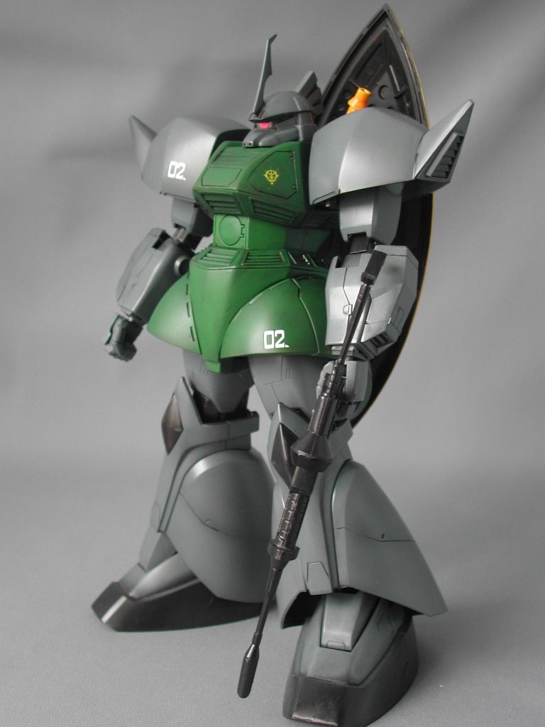 ＭＳ－１４Ａ。ソフィア・ロベリンゲ中尉専用ゲルググ。識別番号は０２。パーソナルカラーは恥ずかしいとして、頑なに一般機塗装を好む。左利きである。オールラウンダーで攻守ともに堅実である。まお艦隊の中でも一番ニュータイプ資質が高いといわれる。まお大佐の事を軍人としては認めているが、男としては最低だと思っている。アッガイ⇒ゲルググA型⇒ゲルググマリーネ⇒ザク３改と機体を変更する。 