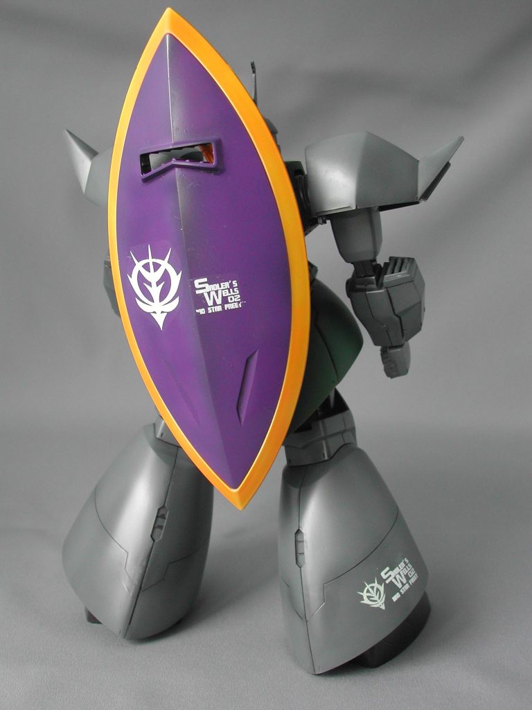 ＭＧゲルググの1.0の方です。ゲルググは人によって解釈の異なる機体で発売当初はコレジャナイとよく言われていましたが、私は結構好きなんですよね～。ガトー専用機の塗り替えですが、試作型ビームライフルは何処に行ってしまったのだろうか・・・。経年劣化で膝がへたっており、ショーケースの中でのけぞっています。