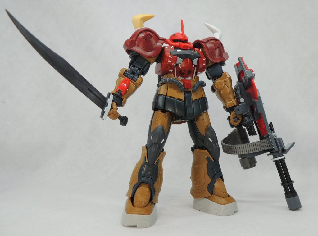 ハイディティールな復讐のレクイエム版ザクⅡに合わせて、グフカスタムのパーツにディティールを追加し、上半身と下半身のディティール差が目立たないように心がけました。