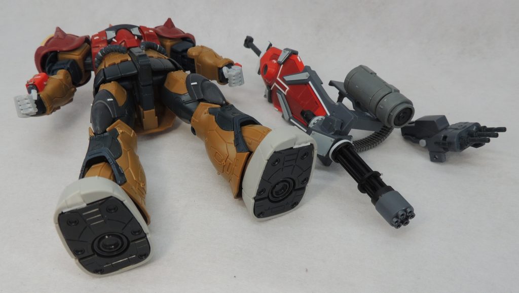 足裏は、ジャンクパーツとして保管していたアクト・ザクの足底パーツの縁を削り、接着してみました。簡単ですが、効果的だと思います。