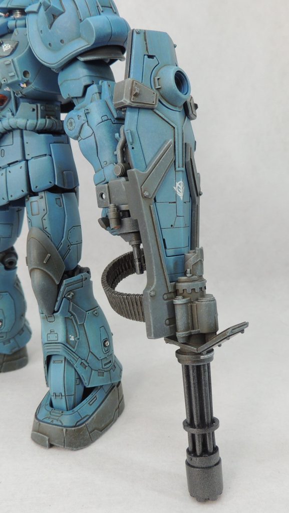 ガトリング・シールドは一回り小さくするため、流用パーツで構成しています。シールド自体はスジ彫りとプラ材の貼付けによるディティール追加を行いました。