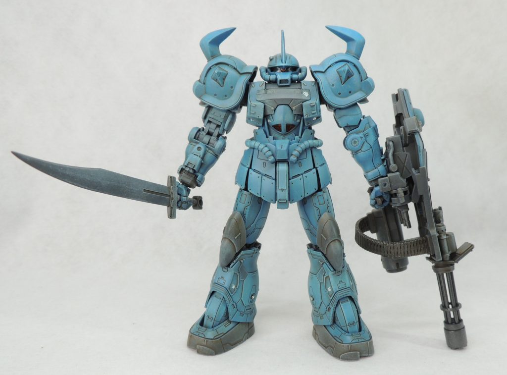 胴体は上半身をグフカスタム、下半身及びランドセルをザクⅡソラリ機とし、動力パイプはザクⅡソラリ機のものを使用しました。上半身にはスジ彫りとプラ材・エッチングパーツの貼付けにより、ディティールを追加しています。