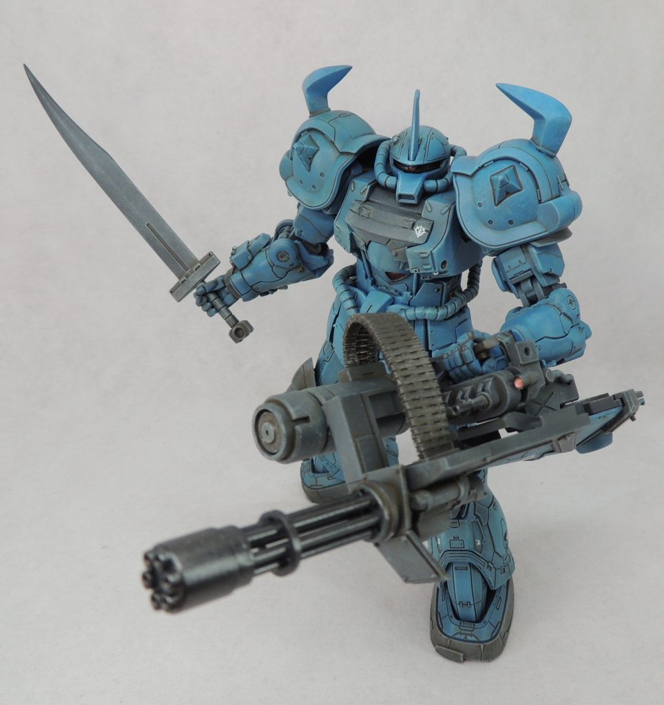 肩の付け根から腕部にかけてザクⅡから流用。3連想35mmガトリング砲の接続部をグフカスタムから移植しているため、左腕の武装の保持力に問題はありません。