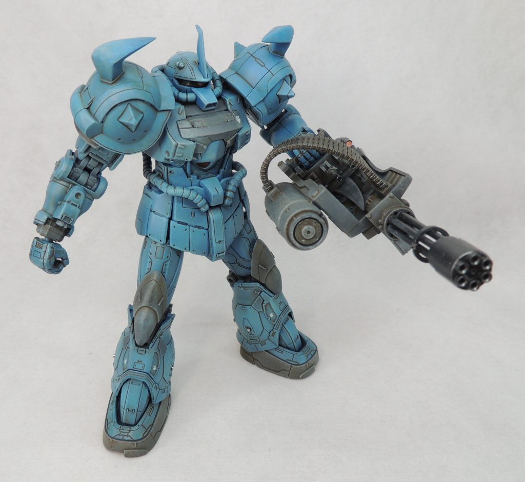 両ひざのアーマーはグフカスタムのキットのパーツを削り込んで使用しています。腹部動力パイプと胴体の接続は、1mmΦ真鍮線を軸打ちしており、ガッチリと固定しています。