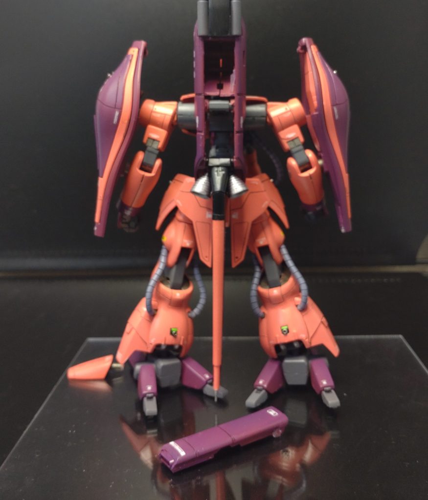 バックパックの背面も無理矢理切り離して後ハメ加工です