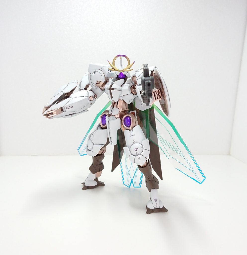 ビームガンやけに近代的な武装ですが悪魔の時から使ってた武器という設定、ハインドリーのランタンシールド付属ビームハンドガンの接続穴を埋めて使用してます。