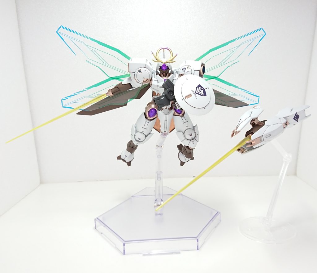 デビルハンド(射出)右腕は飛ばして遠隔操作ができ、敵を拘束したり装甲がもろい相手ならばそのまま握りつぶしたりすることが可能(射撃やサーベル刃形成も可)。デビルハンドと腕の接続部からもビーム刃を形成できる。