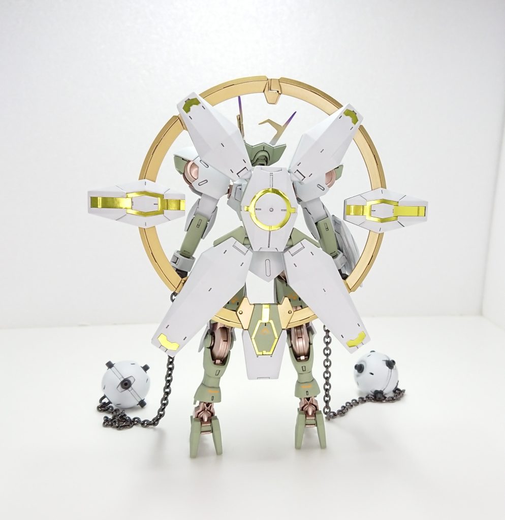 背面(アンジェロウィング)天使の輪をイメージしたバックパック、金のリング部から半月型のビームや円形に広がるビームを放つことができる、めちゃくちゃリングですが翼という設定です。