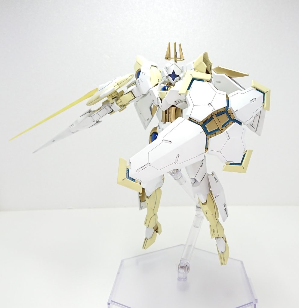 クロスシールド左腕に装備した十字のシールド、展開することで盾表面にビームシールドを発生させることができる。