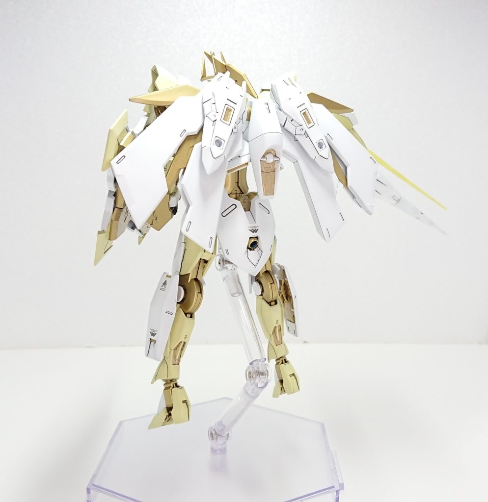 背面ベギルベウのフライトユニットのクリアパーツ側をカットし全てのパーツを上下逆に取り付けました、ノンキネティックポッド接続用の軸には30MMレッグブースター/ワイヤレスウェポン付属のパーツを取り付けてます。