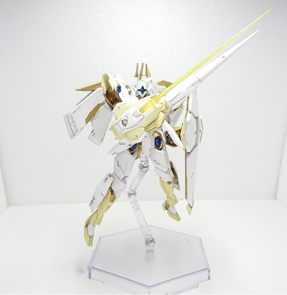 ストライクブレイス中央のサーベルユニットはビームガンとしても使用可能、また両脇装甲内にビームマシンガンが内蔵されており、装甲がスライドして砲口が露出する(のですがそのギミックを撮影時に忘れてて写真ないです)。