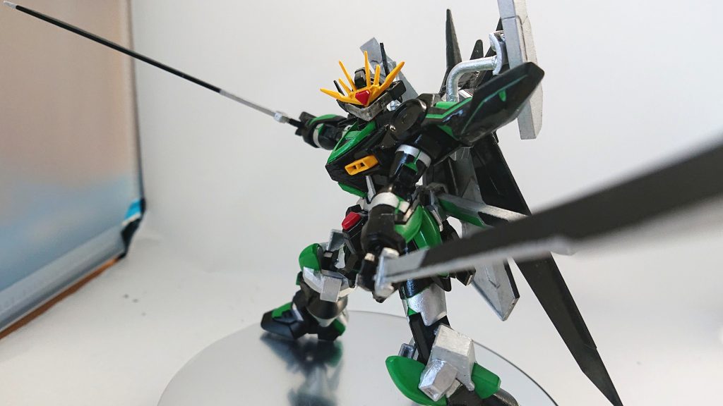 ”ガンダム”ではあるがこの世界における”ガンダム=GUND-ARM”とは、違うためパーメットスコアなどといった機能は搭載されていない。そのため操縦による運動機能障害などの被害は一切発生しない。 機体については、英寿が景和のブジンソードから着想を得て構築した。背中にある鬼の形のスラスターは過去のことを少しだけいじっている英寿の遊び心でもある。