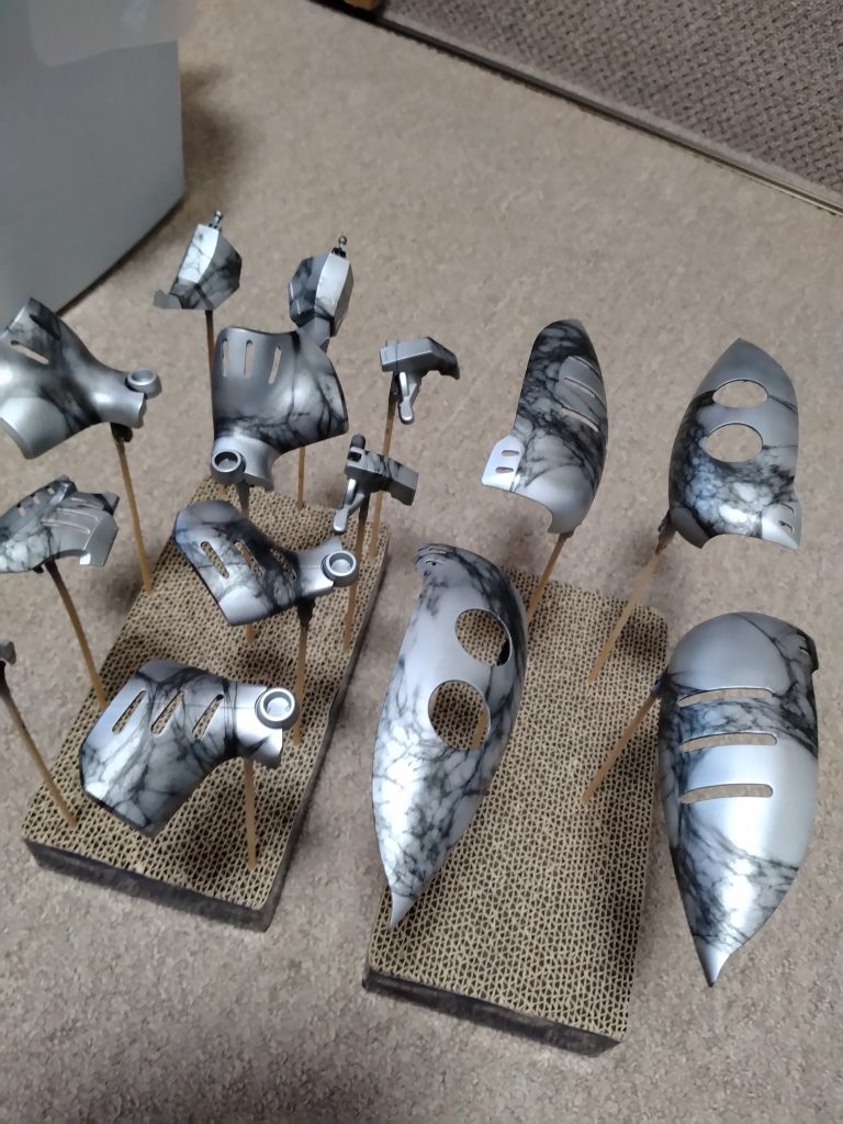 ウェットティッシュによる大理石塗装。面白いですね。こういうの思いついた人すごいですよね!