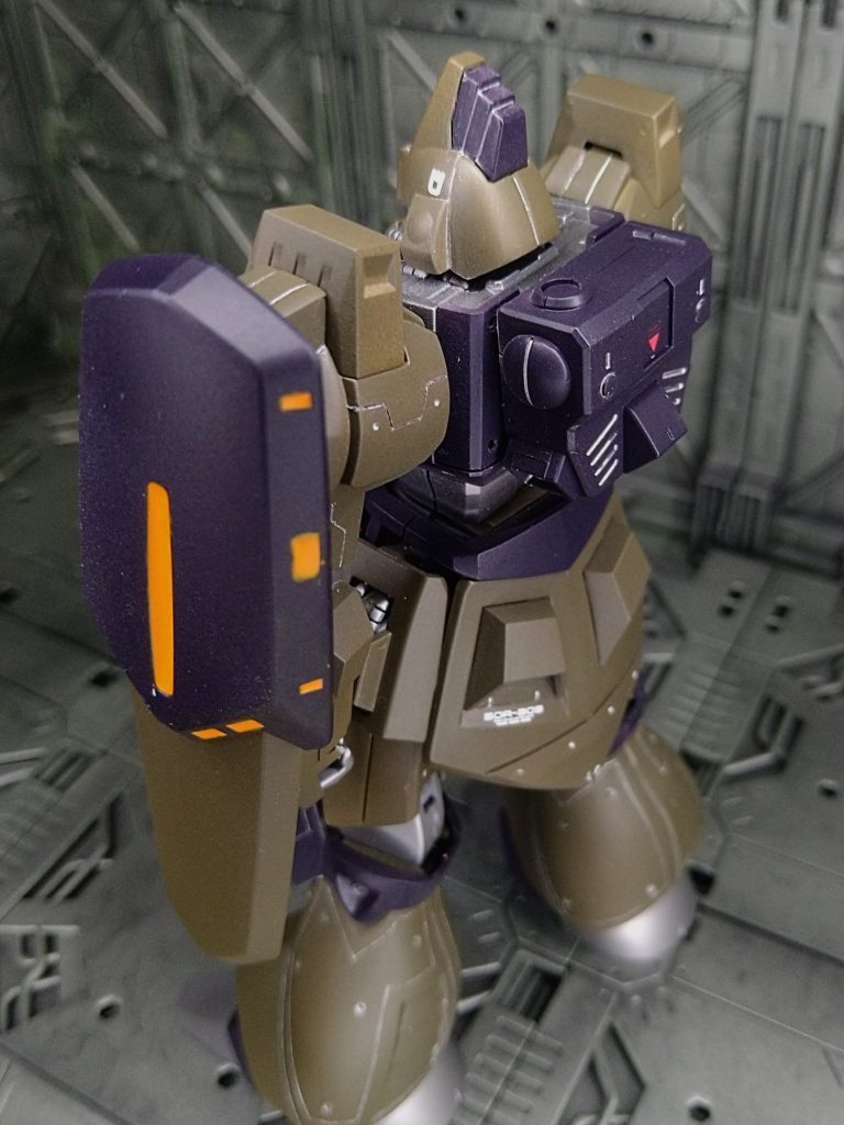 シールド、緑にしようか迷いましたが、ボディと同じ色で。オレンジでアクセントを。