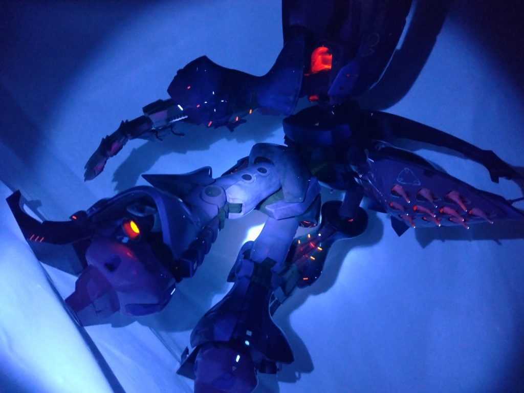 ファンネルの先端やところどころに、蛍光エナメル塗装。ブラックライトに反応させてます。