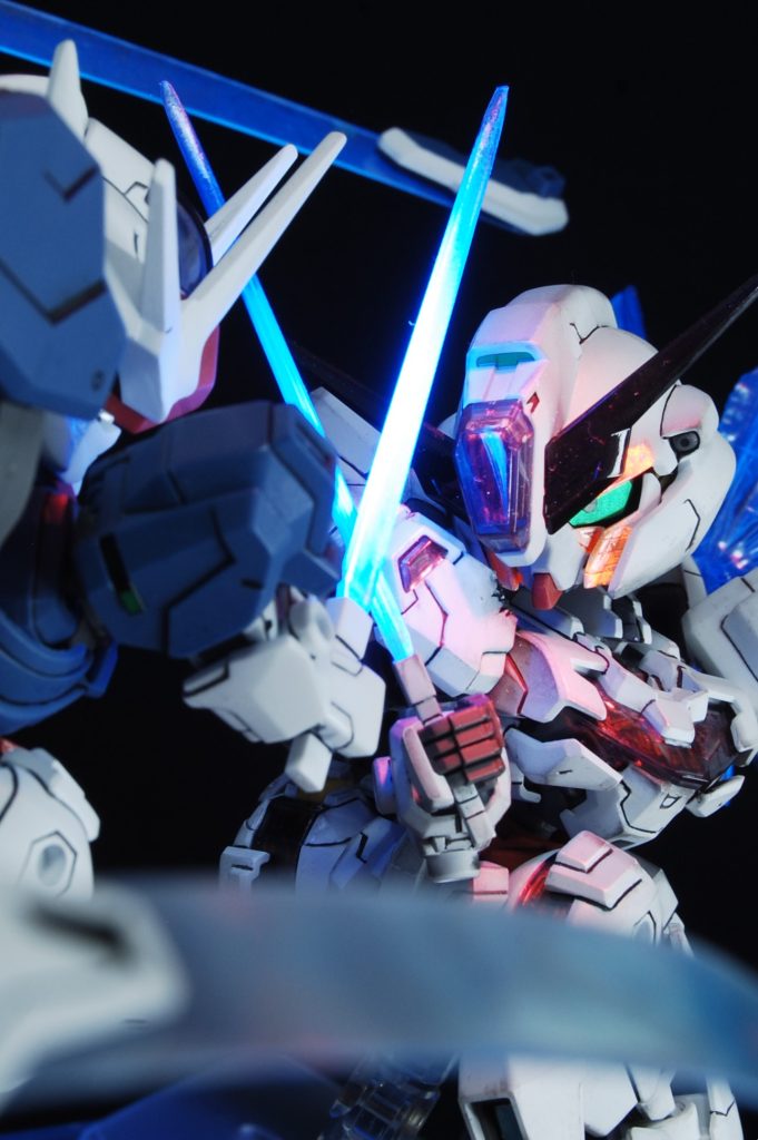 オープニングのつばぜり合い。モモの向きと高さを左右で変えれば、オープニングの切りかかるポーズのニュアンスも表現できます。