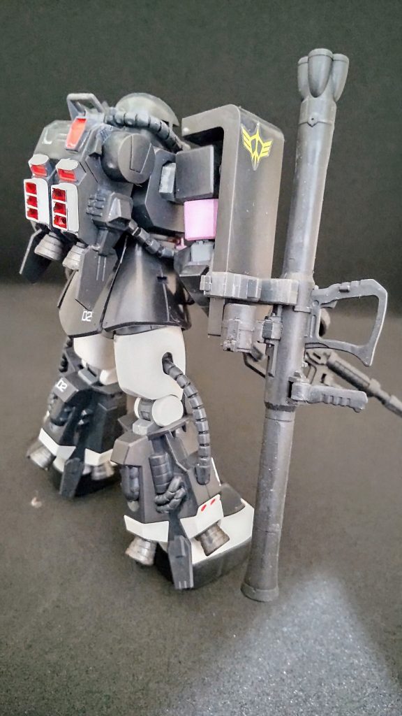 後ろ姿。シールドにザクバズーカをマウントするのは無理ないかなー。でもジョニーの06Rもシールドにマウントできたような・・・。