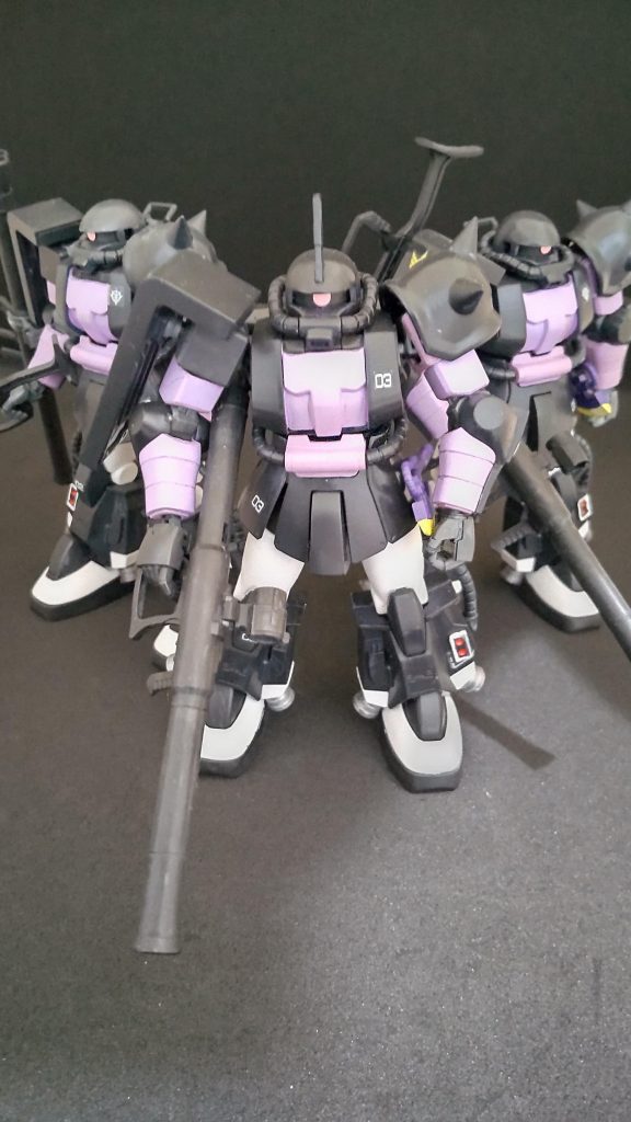 何にせよ黒い三連星カラーはカッコいいですねー。よーく見なくても、塗りが甘くはみ出している個所が多々ありますが、手をプルプルさせながら、頑張って塗りました。3つ同時は厳しいですが、色あいの兼ね合いもあるので止むなしかなー。写真撮影も上手くなりたい。最初の一枚が元の色に一番近いです。最後までご覧いただきありがとうございました。
