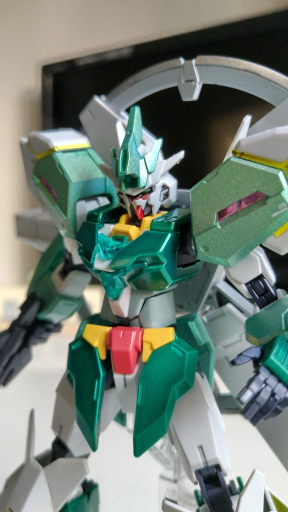 これはイメージ通りって思います。胸部などいくつかはメタリックグリーンです。ピンクは、マイティーストライクフリーダムのシールの残りを使ってます。 