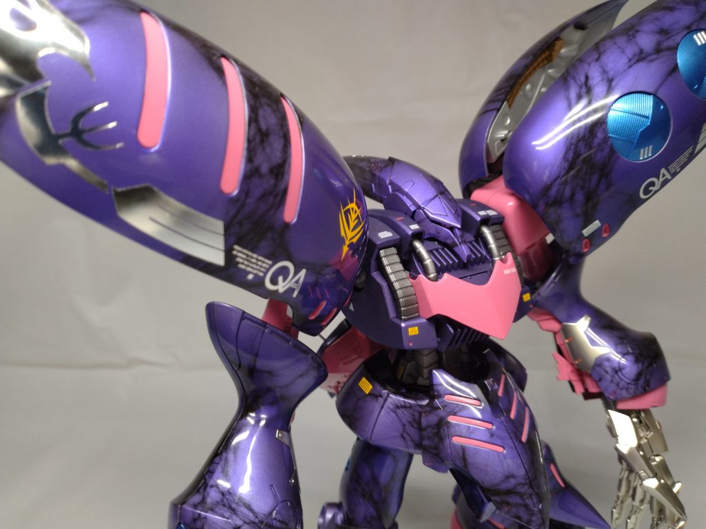 バインダーのQAステッカー、カッコいいのですが、皆さん苦労されてるように貼るのムズイ…1枚目は何とかそのまま貼りましたが、残り3か所は3分割しました。